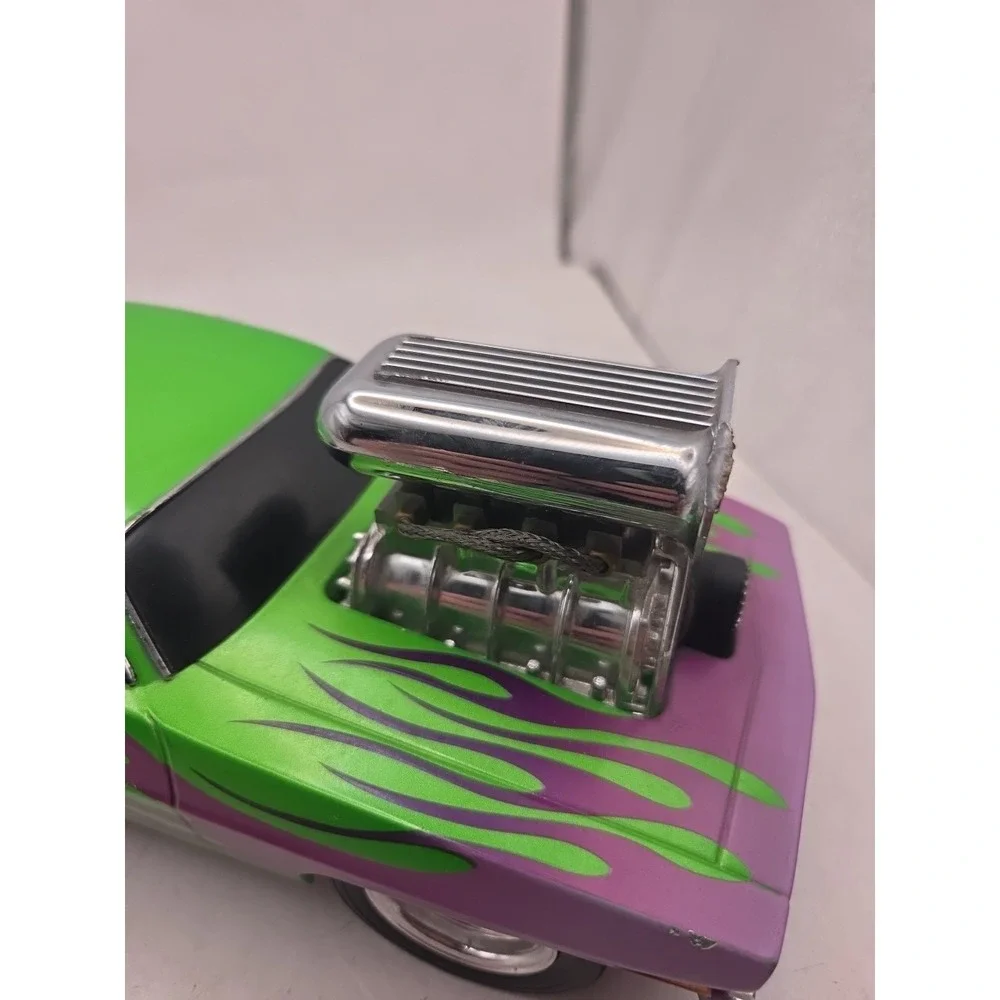 Muscle Machine 1/18 1970 Plymouth HEMI CUDA 2000 Funline Green W/ Purple Flames